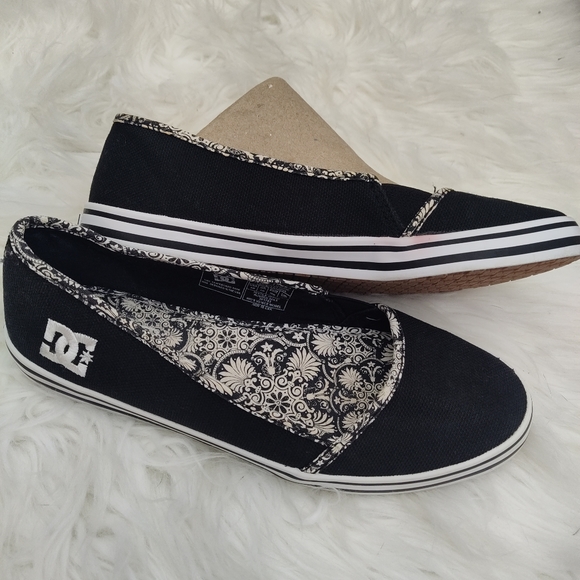 NWOT D & C flat sz 8 Women's slip on canvas shoes. Black& White. Like new. - Picture 7 of 7